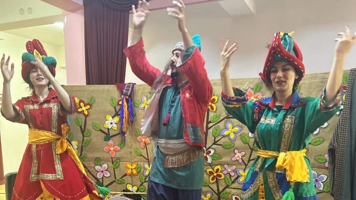 Okulumuzda Bıcırik Çocuk Tiyatrosu tarafından sergilenen Anadolu Masalları Oyunundan kareler